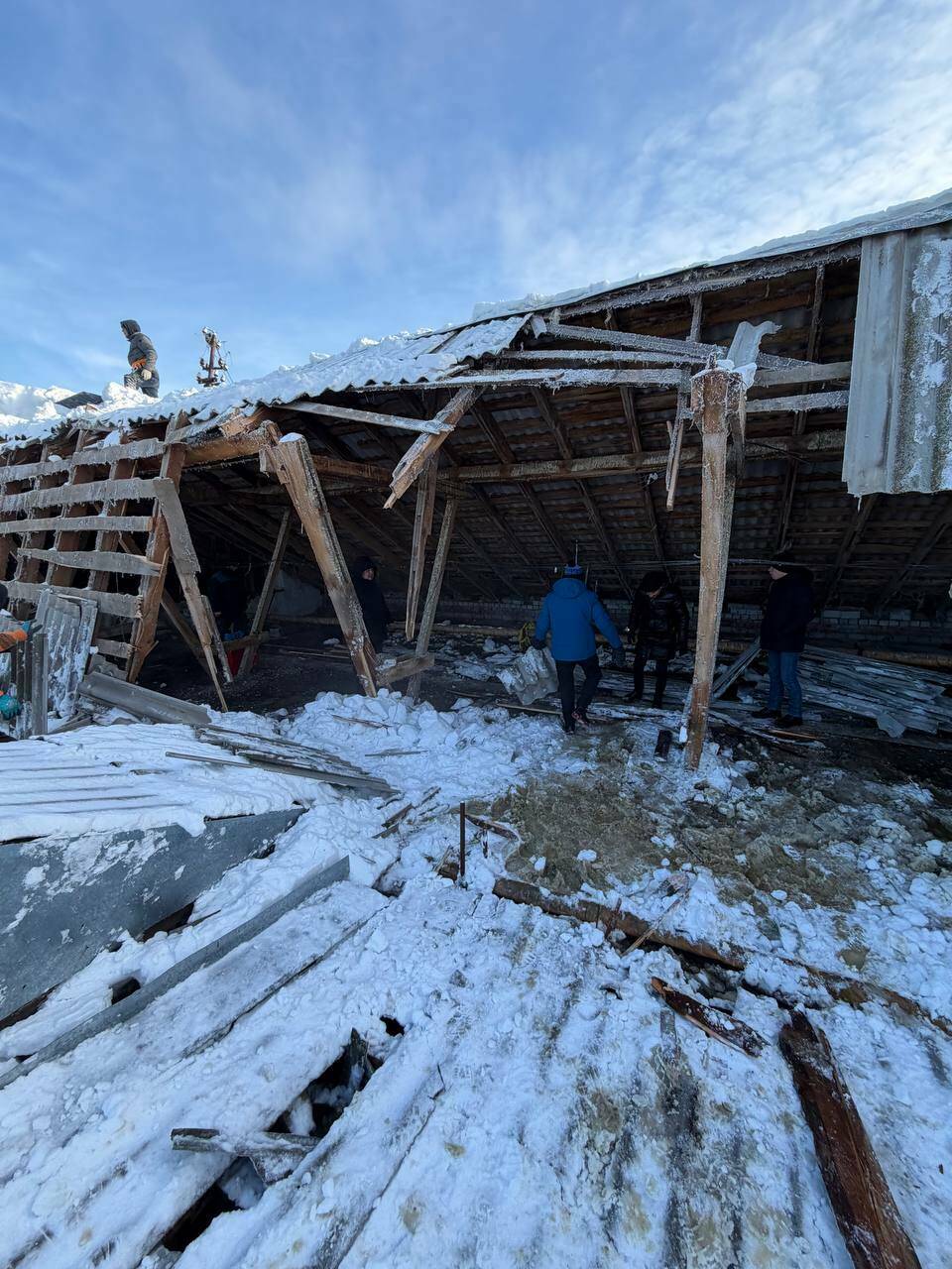 В Казани обрушилась часть крыши дома на Беломорской