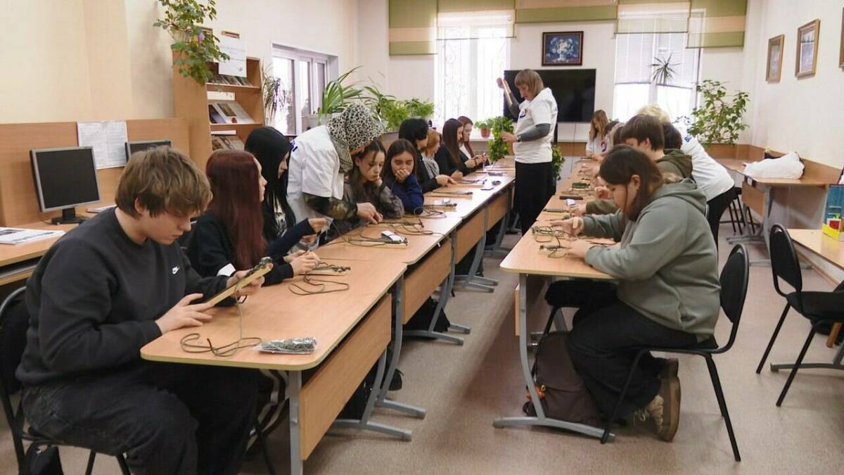 «Может стать надеждой»: студентов Нижнекамска научили плести браслеты выживания для СВО