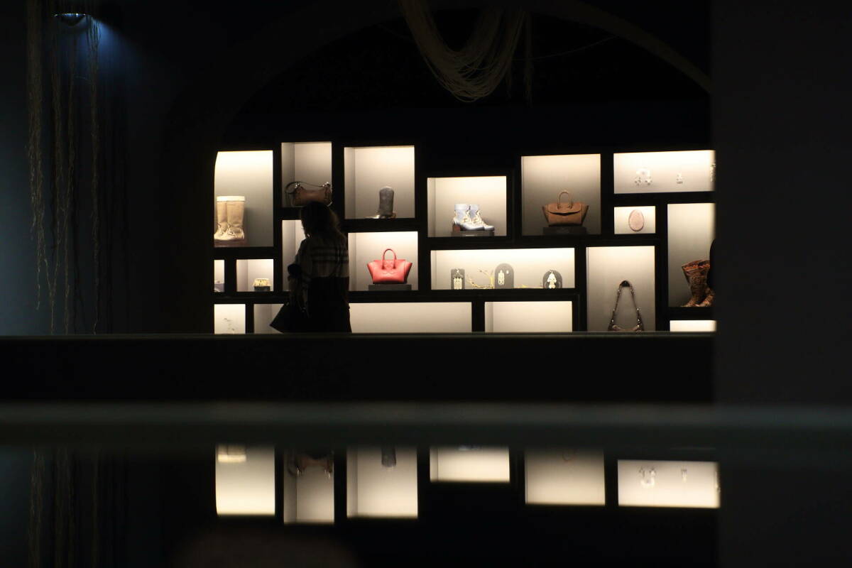 Клатчи с вышивкой и серьги из поликарбоната: в Казани открыли выставку татарского дизайна