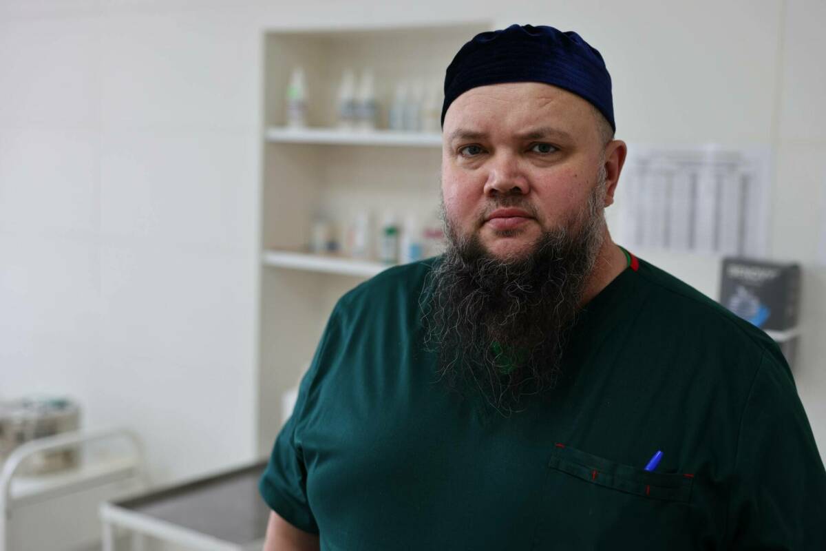 Врачи из Татарстана продолжают работать в подшефном городе Лисичанске Луганской Народной Республики. В городской больнице ведут прием специалисты, прибывшие в командировку из медучреждений РТ. Они помогают обеспечивать стабильную работу отделений и оказывают медицинскую помощь местным жителям.