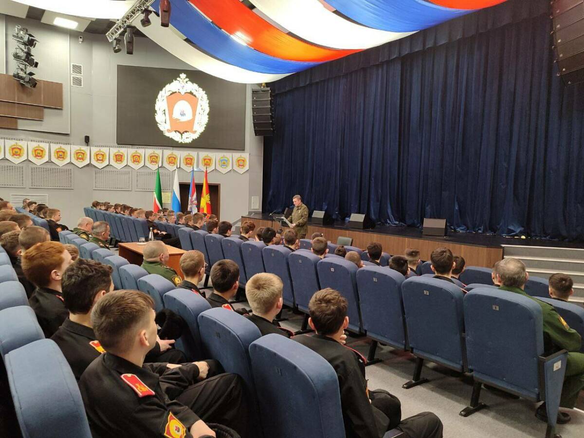 «Они – будущая элита Вооруженных Сил России»: Александр Лапин пообщался с суворовцами