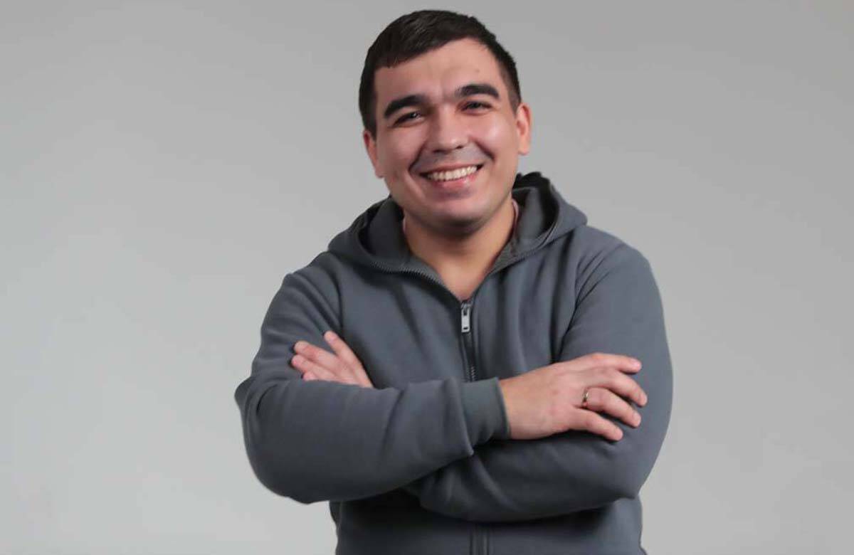 Рафкат Залялетдинов – обладатель редкого баритона. Он служил в казанском оперном театре, но сегодня его можно встретить не на сцене, а за рычагами кран-манипуляторной установки. О том, почему певец решил резко изменить профессиональную траекторию, о «фабричной» жизни в театре и творчестве в кабине «КАМАЗа» он рассказал в интервью «Татар-информу».