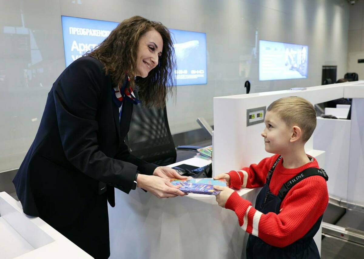 Детям в аэропортах России раздают раскраски с победителями конкурса «Родная игрушка»