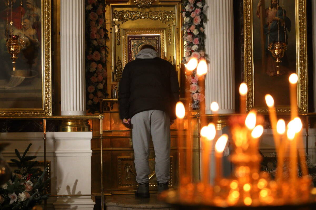 Можно ли молиться своими словами, а не церковными текстами? Почему молитвы лучше читать на церковнославянском языке? Можно ли православному загадывать желания? На эти и другие вопросы «Татар-информа» ответил руководитель миссионерского отдела Казанской епархии иерей Александр Ермолин.