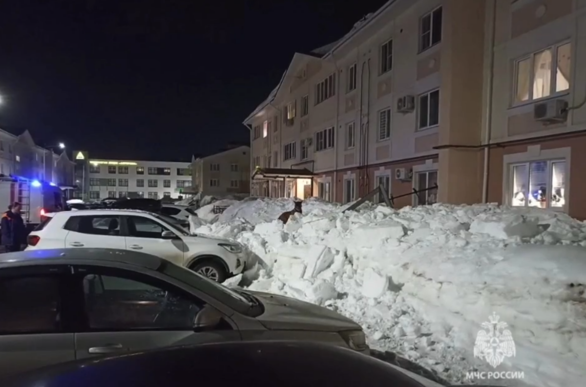 В Куюках при сходе снежной «лавины» с крыши дома никто не пострадал