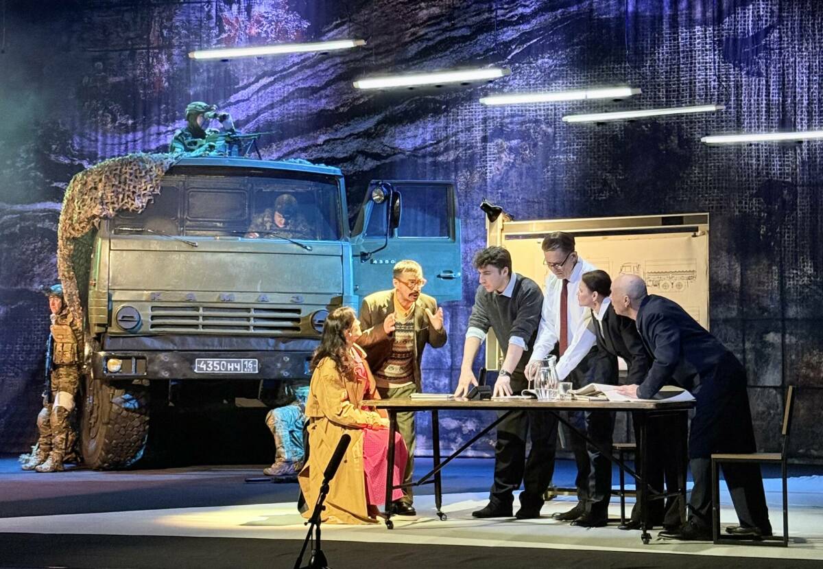 «Искренняя, мощная, про челнинское»: драмтеатр Автограда представил премьеру о КАМАЗе