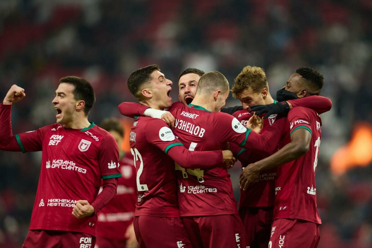 «Рубин» Артиги уже переписал расклады в гонке за золото РПЛ, последовательно «прихлопнув» в Казани двух фаворитов. Команда сбросила прошивку прагматизма и начала побеждать «вкусно». «ТИ-Спорт» разбирается в рецепте побед испанца, выясняет, нужен ли этой системе Даку, и объясняет, почему этот футбол заставляет фанатов возвращаться в славный 2009-й.