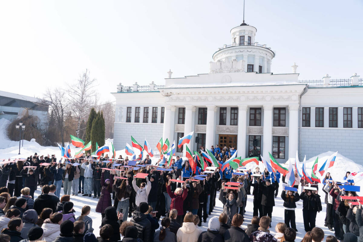 В Казани провели массовый патриотический флешмоб в честь воссоединения Крыма с Россией