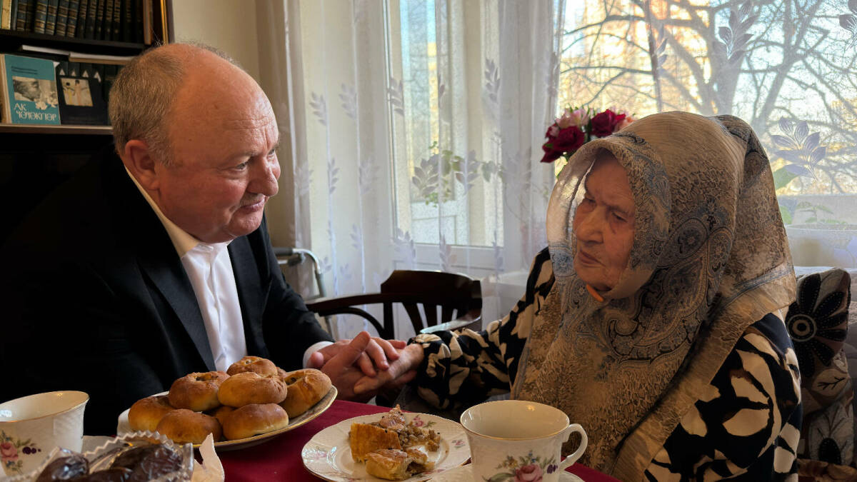 Равил Әхмәтшин Нәҗибә Гаитованы 103 яшьлек туган көне белән котлады