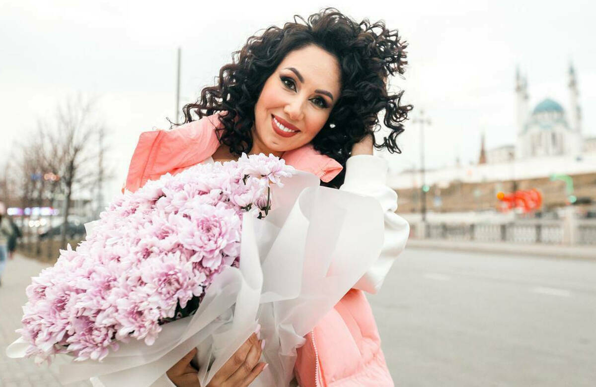 Ильвиру Хамматову, ставшую популярной благодаря песне «Яшьли сөйгән ярым» («Возлюбленный юности»), давно не было видно на сцене. «Интертат» расспросил певицу о совместном с Айгуль Бариевой проекте офлайн-знакомств, жизни после развода и советах молодым девушкам.