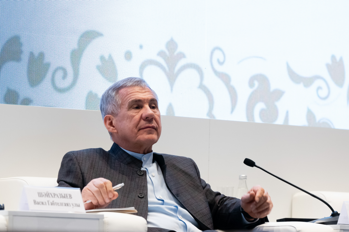 Рустаму Минниханову подарили в Китае наушник-переводчик, понимающий 80 языков