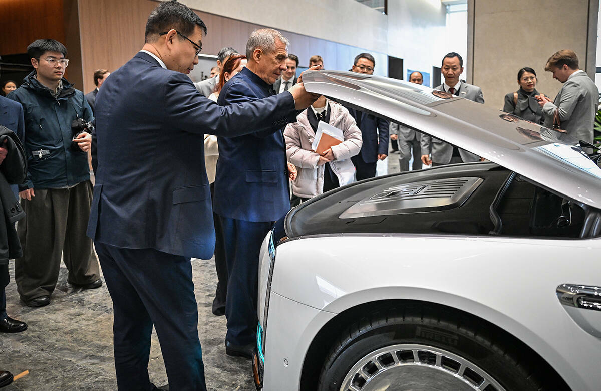 Премиум-авто, наушник-переводчик и игра в го с роботом: что показали Минниханову в Хэфэе