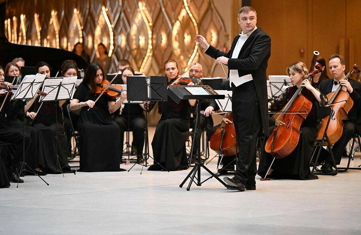 Оркестр театра имени Камала исполнил две уникальные программы, приуроченные к 120-летию Мусы Джалиля и 125-летию Салиха Сайдашева. О том, как в Казани удалось исполнить премьеру симфонии №7 Александера Мозелера, и о проблемах с партитурами татарских классиков в интервью «Татар-информу» рассказал худрук и главный дирижер оркестра Данияр Соколов.