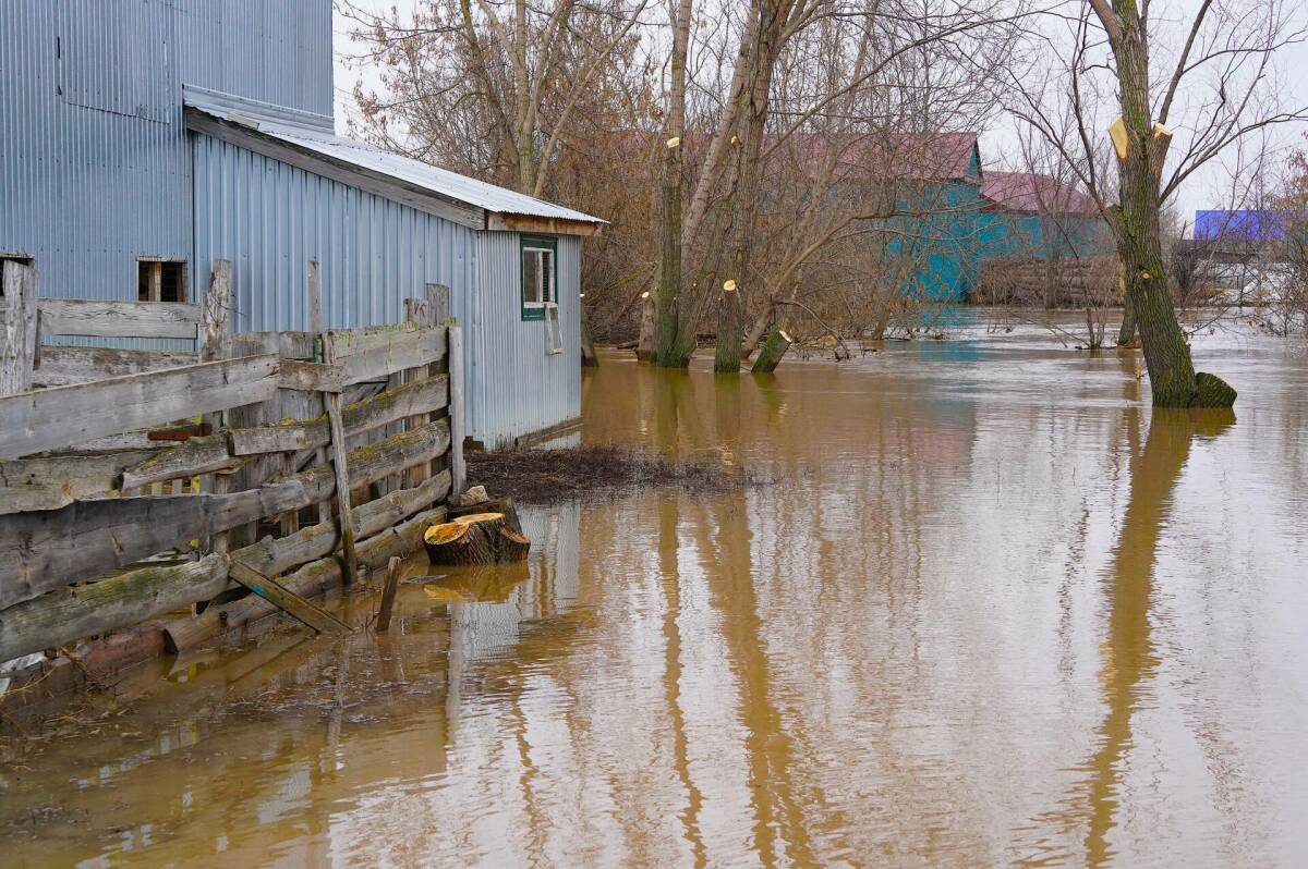 Размытие дорог, затопление сел и деревень – основные страхи жителей Татарстана, которых тревожат мысли о возможном паводке. Снега за зиму выпало настолько много, что вероятность выхода рек из берегов и прочих неприятностей очень высока. О том, как республика готовится к неблагоприятному сценарию, говорили сегодня в Кабинете Министров РТ.