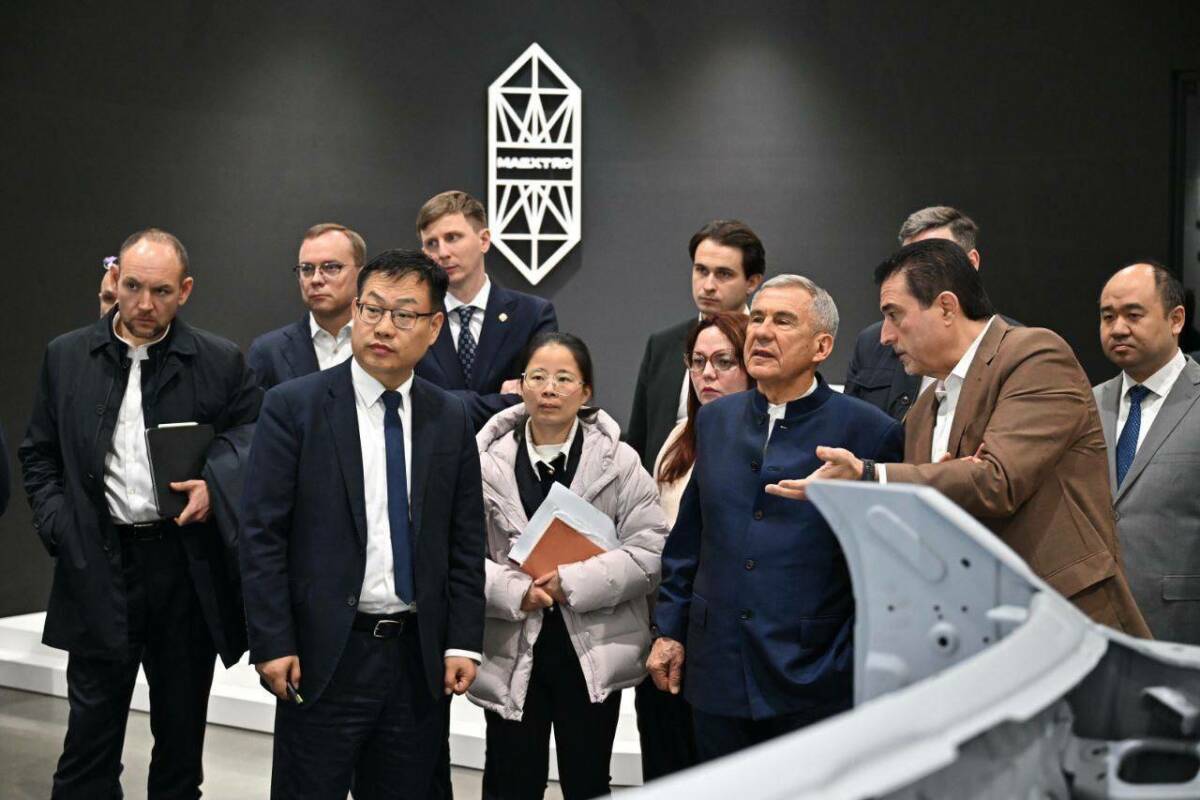 Минниханов в рамках рабочей поездки в Китай посетил производство автомобилей Maextro