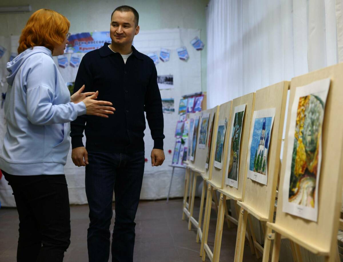 Вице-премьер РТ Ринат Садыков посетил тематическую выставку «Крымская весна» в Лисичанске