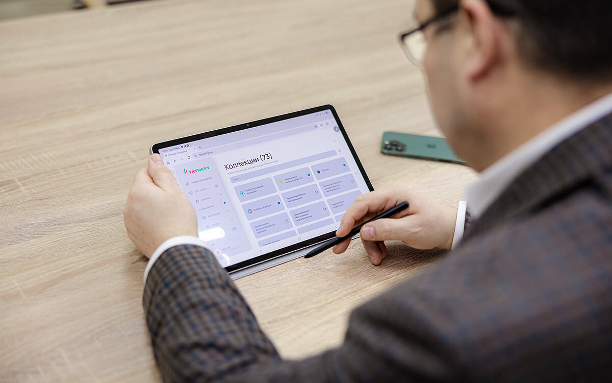 Компания развивает цифровую платформу «Гуру» – внутреннего ИИ-ассистента, который помогает сотрудникам находить и анализировать накопленные за 75 лет корпоративные знания. Система уже используется специалистами компании и становится инструментом повышения производительности труда.