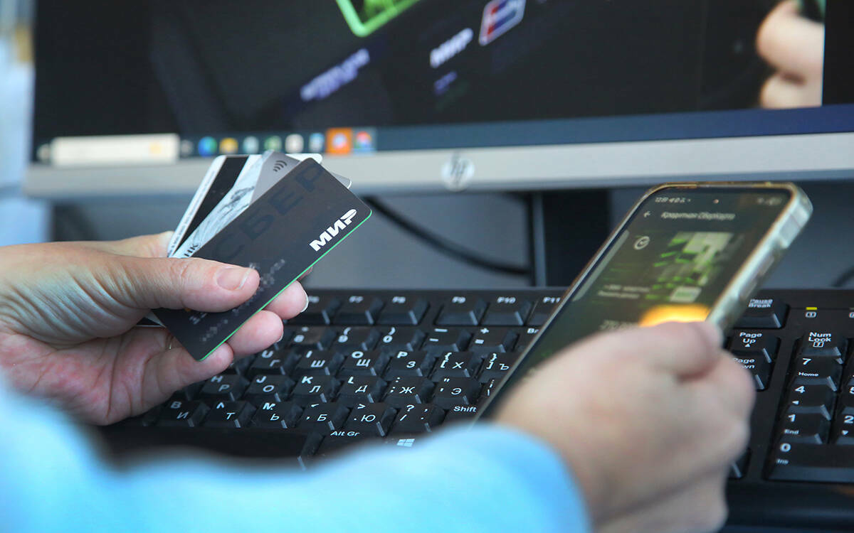 На желании человека разбогатеть «здесь и сейчас» мошенники построили отдельную схему обмана. Они обещают золотые горы – баснословную прибыль – тем, кто инвестирует свои сбережения. В МВД рассказали истории обманутых татарстанцев, поверивших незнакомцам из Сети.