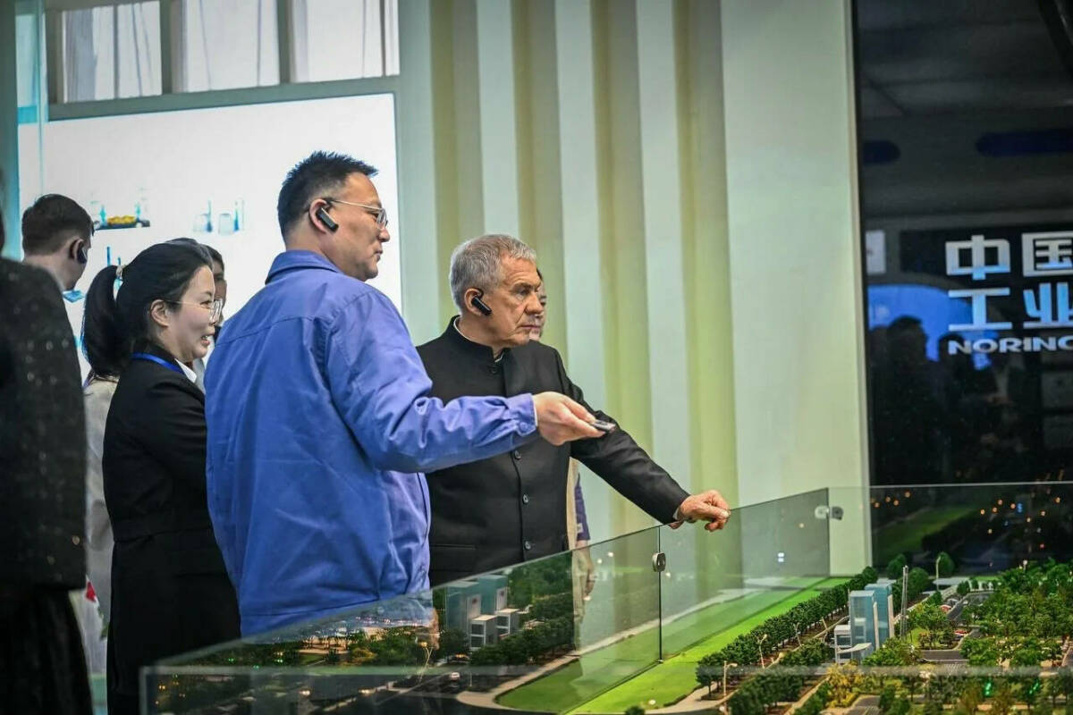 Рустам Минниханов ознакомился с продукцией китайского производителя тяжелых станков