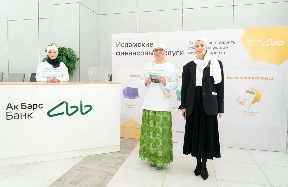 На площадке «Казань Экспо» прошел 14-й Республиканский ифтар – один из самых больших в стране. По предварительным подсчетам, он собрал свыше 8 тыс. верующих со всего Татарстана. До начала официальной программы с участием муфтия РТ верующим презентовали исламские банковские продукты у стенда Ак Барс Банка.