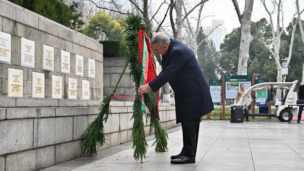 Рөстәм Миңнеханов Ухань шәһәрендә совет очучылары һәйкәленә чәчәкләр куйды