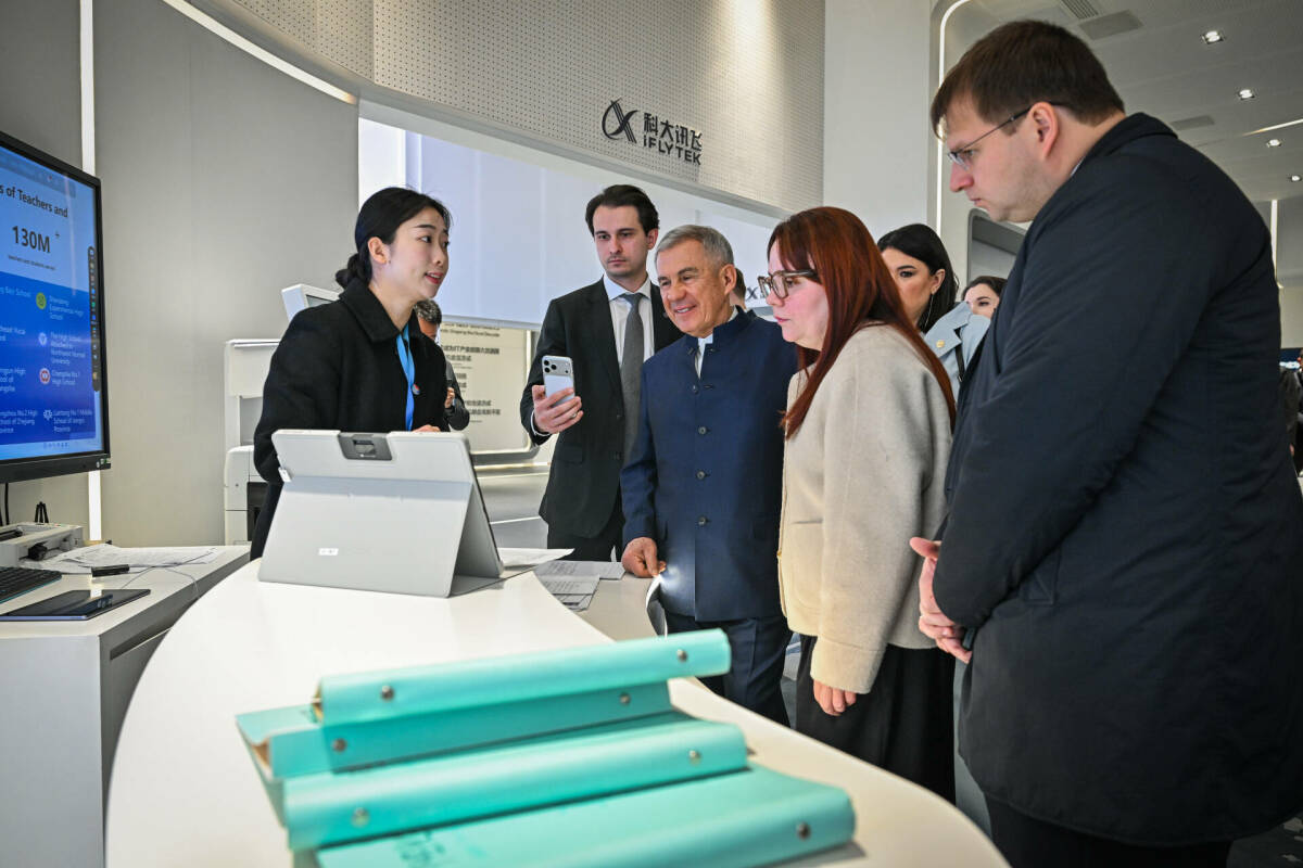 Тест-драйв M-Hero и авиасообщение с Уханем: как прошел второй день Минниханова в Китае