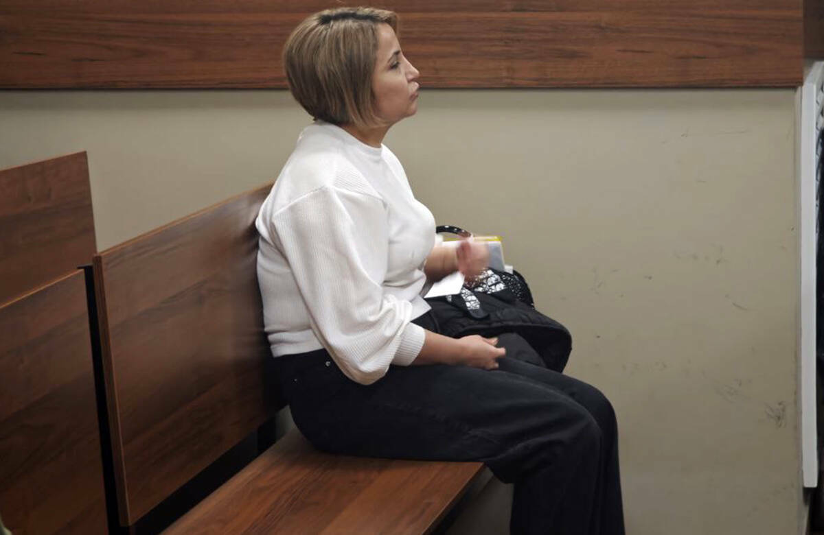 В Казани суд огласил обвинение по делу о мошенничестве с землей на 30 миллионов рублей. На скамье подсудимых директор компании, которая занималась продажей земли, Шоира Хажиева. Следствие уверено, что она похищала деньги покупателей и тратила их в свое удовольствие. Подробности в репортаже «Татар-информа» из зала суда.