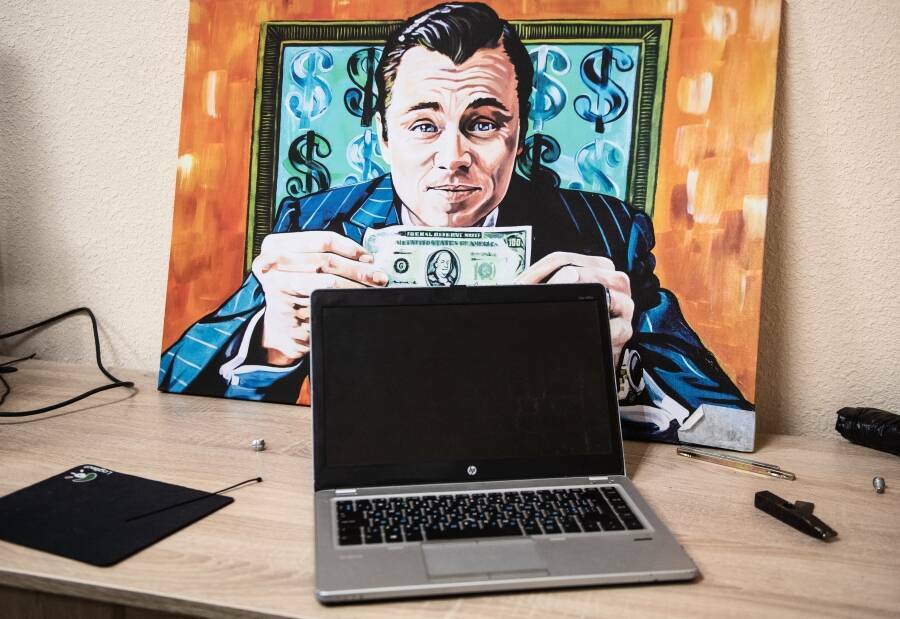 «Как зомбированные», – так часто говорят о тех, кто попадается на уловки мошенников. Люди, которые находятся в ясном уме, добровольно, своими руками отдают свои сбережения незнакомцам. Почему так происходит и какие способы используют мошенники, чтобы заставить незнакомых людей отдавать им миллионы, рассказали в МВД Татарстана.