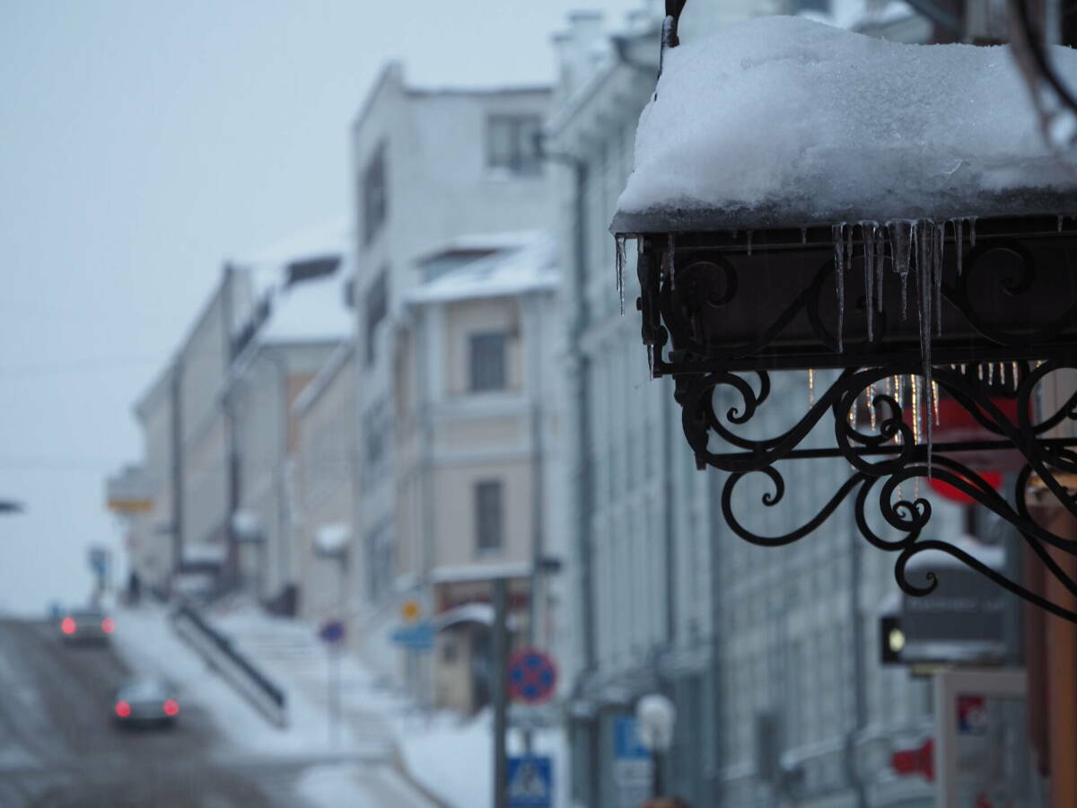 Жителей Татарстана предупредили об опасности схода снега и наледи с крыш