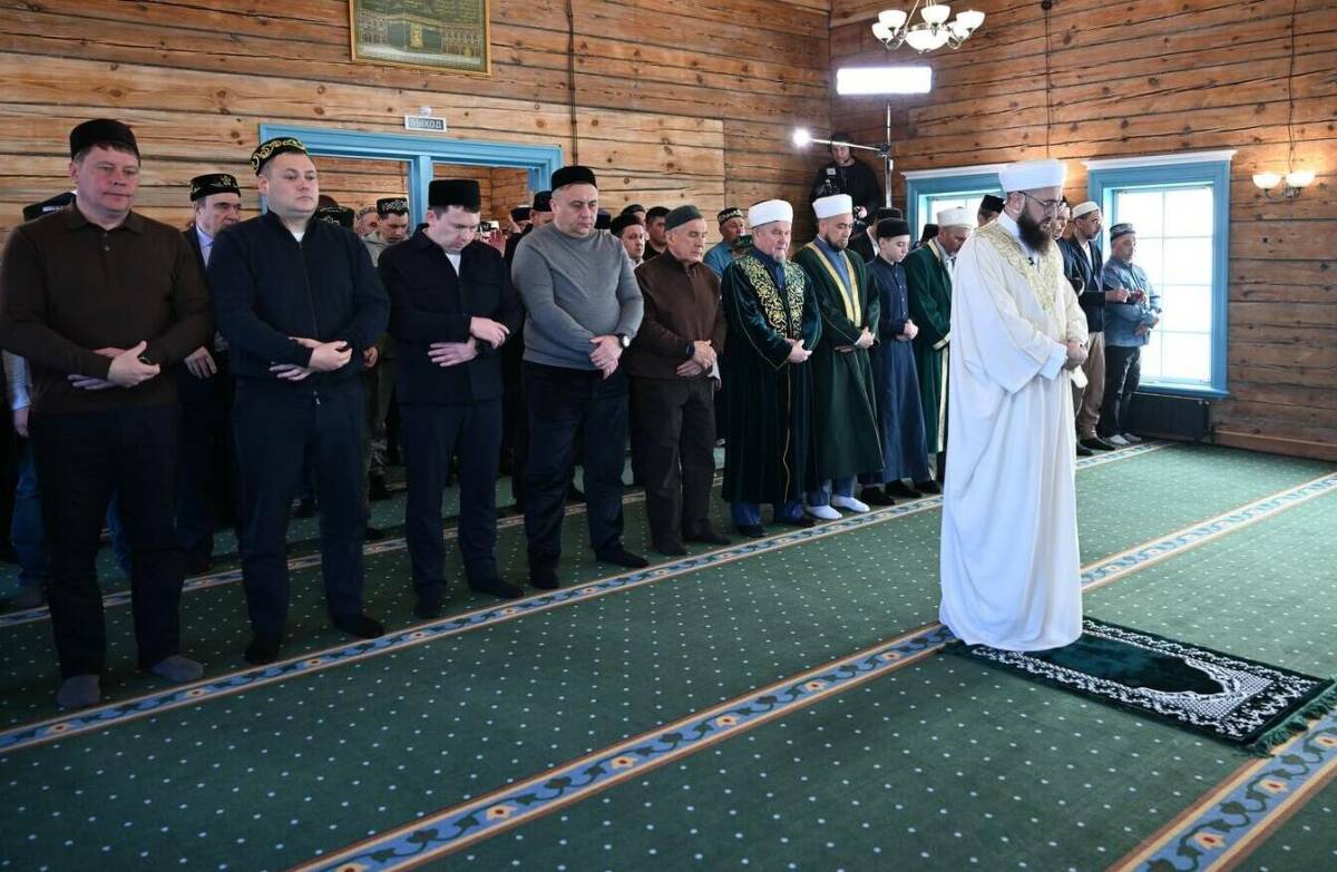 Сегодня мусульмане отмечают окончание месяца поста Рамадан. В этот праздничный день в селе Айбаш Высокогорского района Татарстана состоялось долгожданное событие: после трех лет реставрации селу вернули его духовное сердце – мечеть. О чем говорил муфтий РТ на праздничной проповеди и как прошло торжественное событие – в репортаже «Татар-информа».