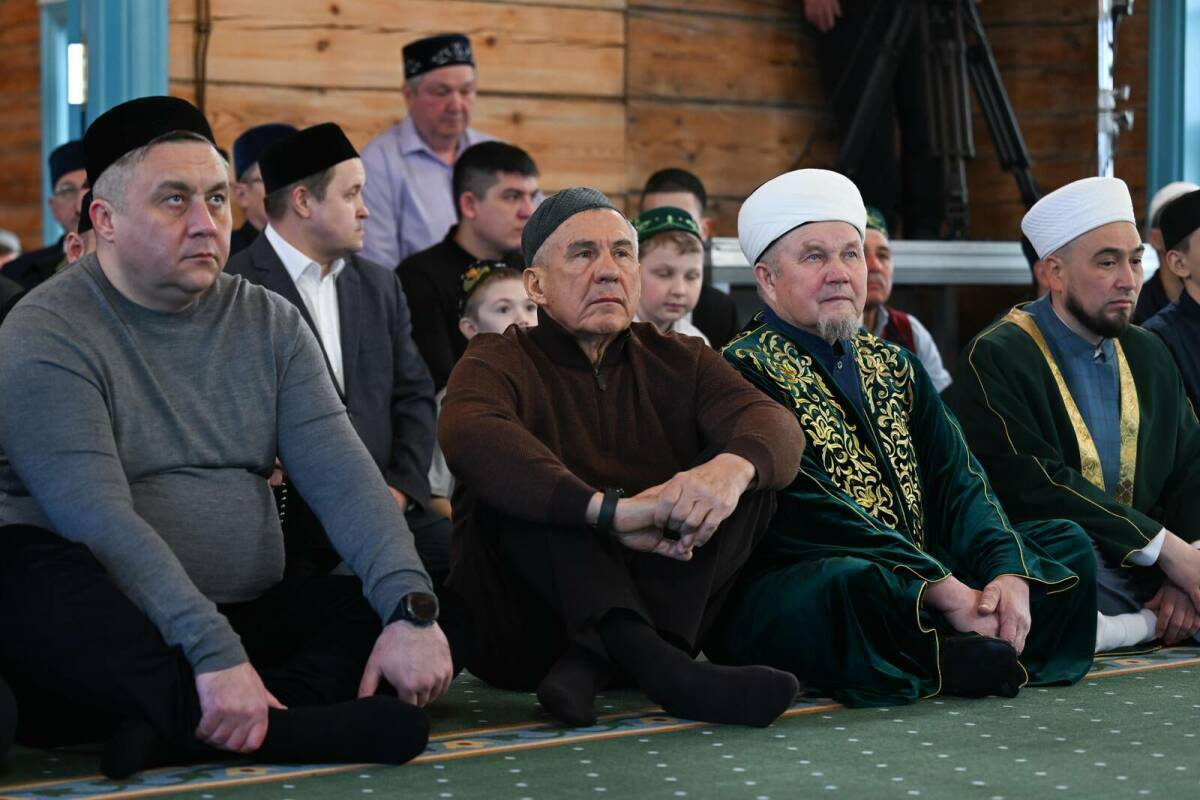 Минниханов принял участие в праздничном намазе в отреставрированной мечети села Айбаш