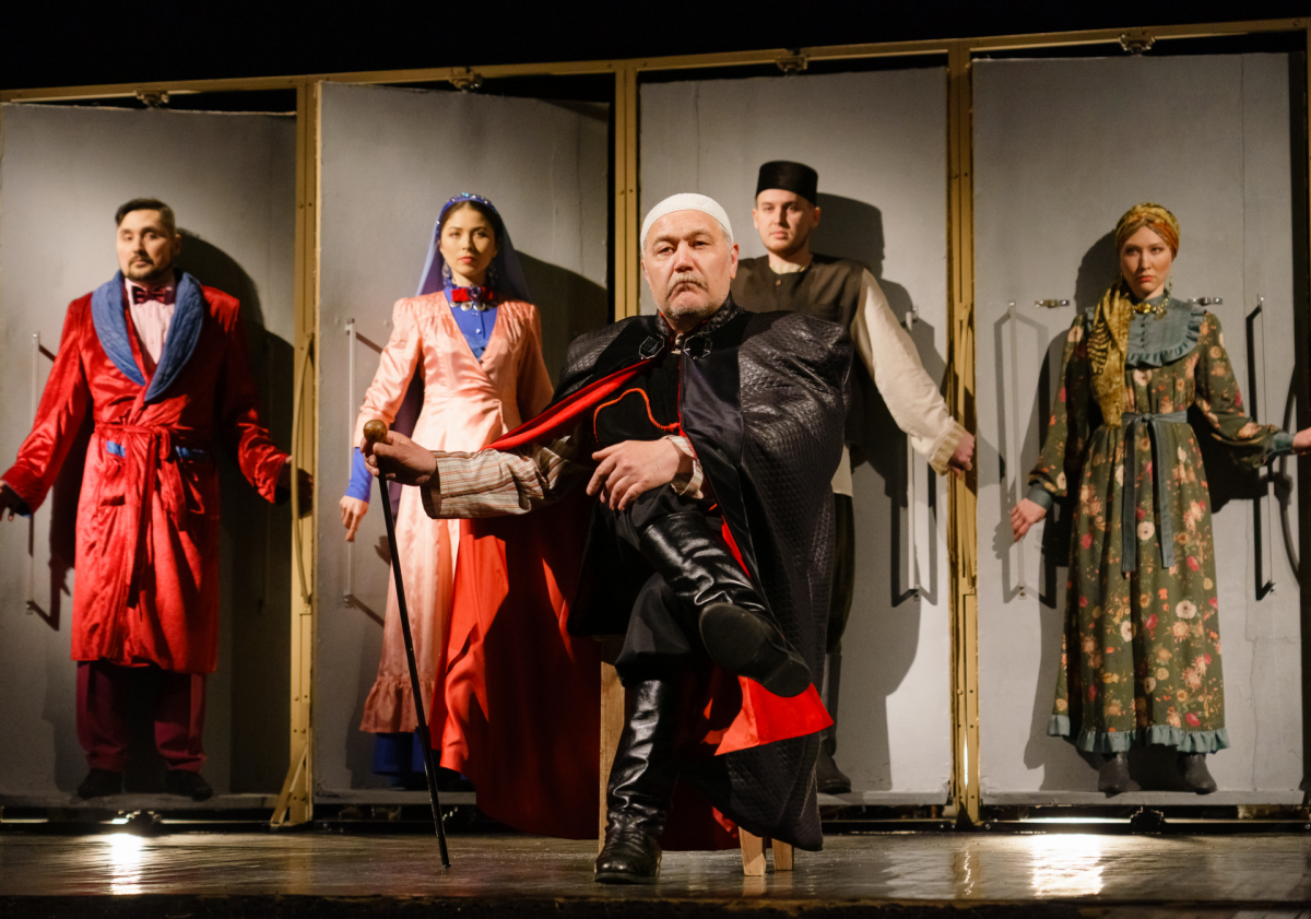 В этом году татарский театр отмечает крупную дату – 120-летие первого публичного представления на татарском языке. «Татар-информ» попросил экспертов назвать главные спектакли за все время существования татарской театральной сцены. Сегодня мы рассказываем о «Беренче театре», который считается важным этапом ее истории.