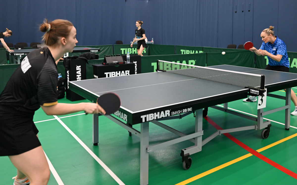 Открытие соревнований по настольному теннису, прошедшее сегодня в Богатых Сабах, показало, что Татарстан по-прежнему лидирующий спортивный регион России, способный принимать турниры самого высокого ранга даже вдали от мегаполисов. Подробности первого дня соревнований и мнения их участников – в репортаже «ТИ-Спорта».