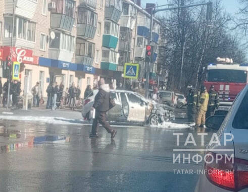 В центре Лениногорска потушили загоревшуюся на дороге легковушку