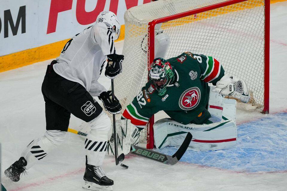 Шайба Ильи Сафонова принесла победу «Ак Барсу» в первом матче серии с «Трактором»