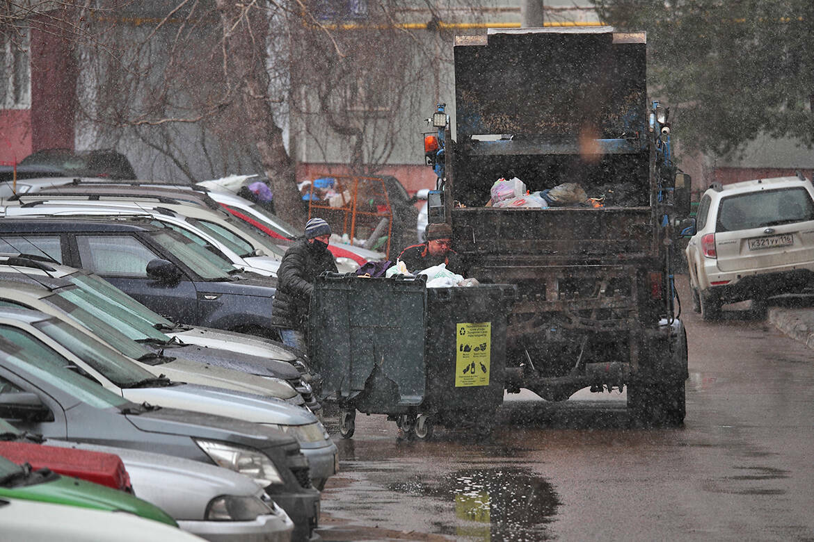 В Казани за прошлый месяц поступило более 400 жалоб на перебои с вывозом мусора с контейнерных площадок. В марте их стало меньше, однако проблема остается. Почему возникли сбои и как их планируют устранить – в материале «Татар-информа».