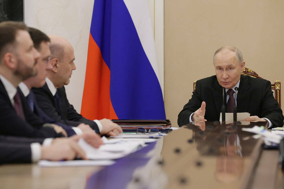 Владимир Путин провел совещание, посвященное реакции России на ситуацию на мировом нефтяном рынке. В нем приняли участие профильные министры и вице-премьеры, включая Александра Новака, представившего доклад о положении в энергетике. О чем говорили на совещании и почему повезло российскому бюджету – в материале обозревателя Альберта Бикбова.