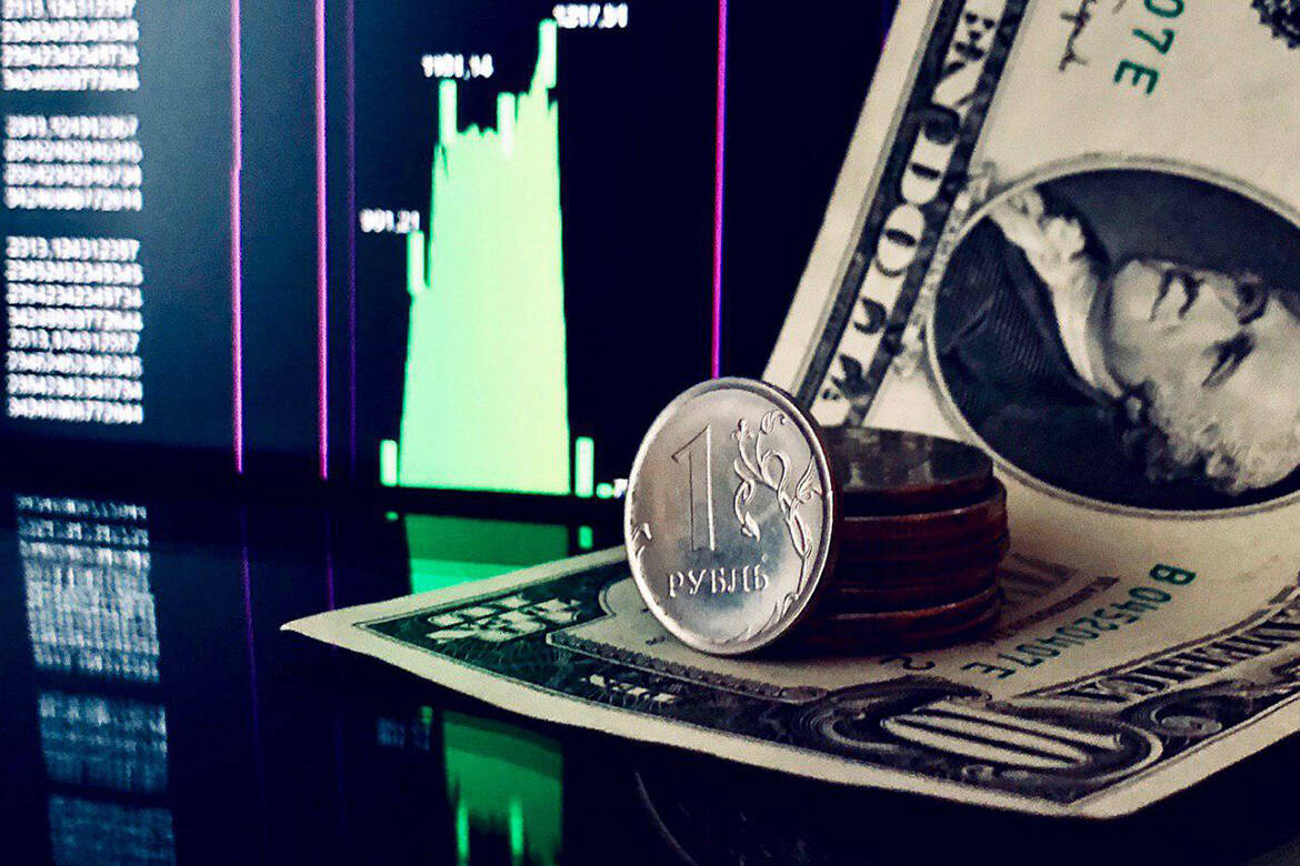 ЦБ понизил курс доллара на сегодня до 81,9 рубля, а курс евро упал до 94,73 рубля. С чем это связано и станет ли снижение долгосрочным трендом, «Татар-информу» рассказали экономисты.