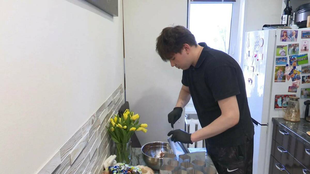 «Домашняя еда для передовой»: семья из Татарстана готовит каши и тушенку для бойцов