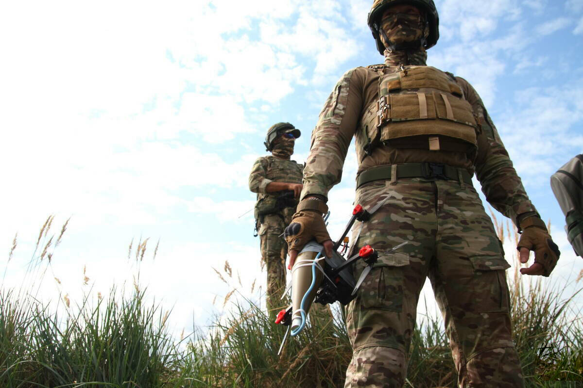 С 1 января единовременная выплата по контракту в Татарстане 2,9 млн рублей — это самый высокий показатель в ПФО. Помимо республиканских и федеральных выплат контрактники получают широкий спектр льгот. Подробнее об условиях службы, а также о том, какие документы нужны для оформления, «Татар-информу» рассказал офицер пункта отбора Егор Горячев.