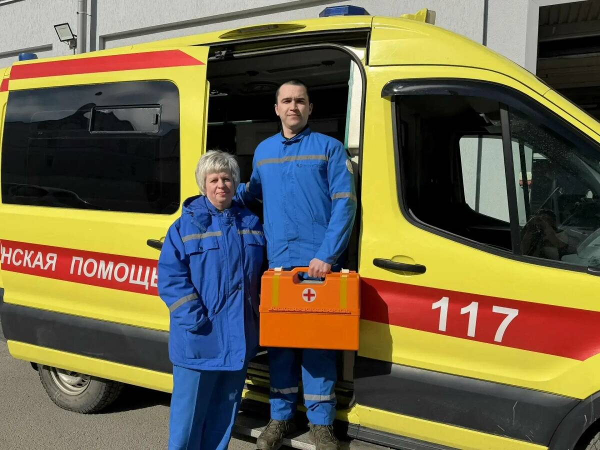 В Казани медики скорой помощи спасли ребенка, которого завалило снегом с крыши дома