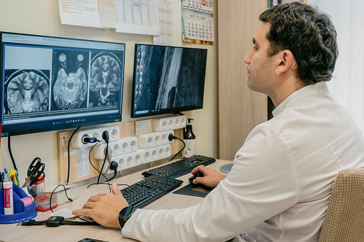 Эпилептический приступ – это всегда судороги и падение? Пациенты живут в постоянном ожидании приступа и потому впадают в депрессию? Всем эпилептикам помогает чудодейственная диета? Эти и другие мифы в интервью «Татар-информу» в День больных эпилепсией опроверг доцент кафедры детской неврологии имени А. Ю. Ратнера КГМА Дмитрий Морозов.