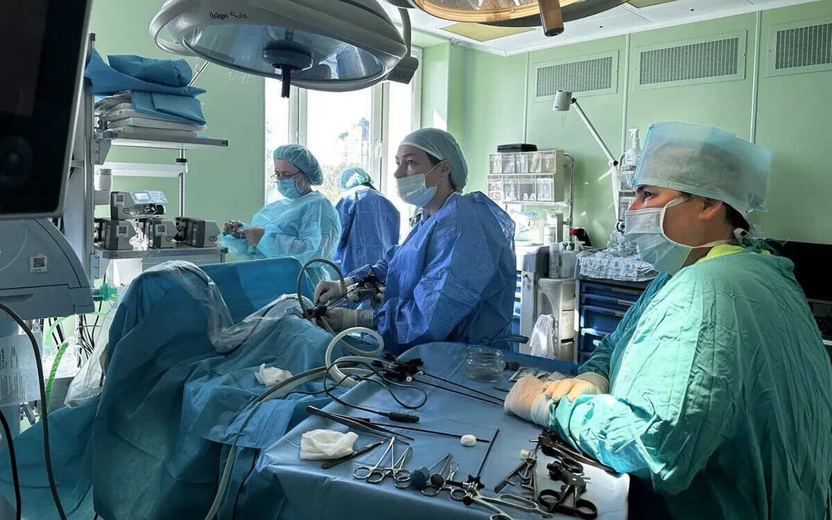 В Детскую республиканскую клиническую больницу Татарстана попал малыш с крайне редкой комбинацией пороков. Он был обречен, если бы не профессионалы-медики, которые справились и с таким сложным случаем. Подробности этой истории «Татар-информу» рассказала одна из ее участниц – заведующая отделением хирургии детей раннего возраста ДРКБ Мария Зыкова.