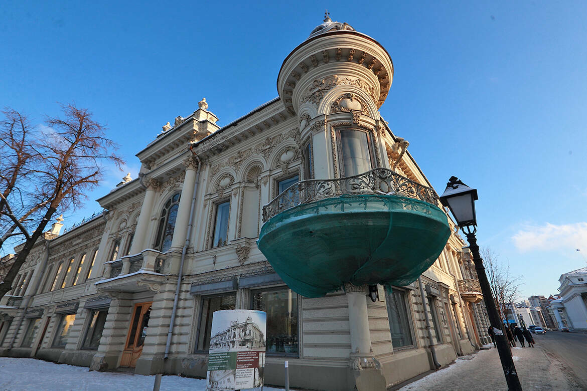 В Казани ведется активная реставрация многих объектов культурного наследия, их судьба волнует и жителей города. В прямом эфире горожане задали вопросы председателю Комитета по охране ОКН Ивану Гущину. Обращения, в частности, коснулись дома Ушковой, здания бывшего Казанского аэровокзала и перспектив включения в список ЮНЕСКО новых территорий.