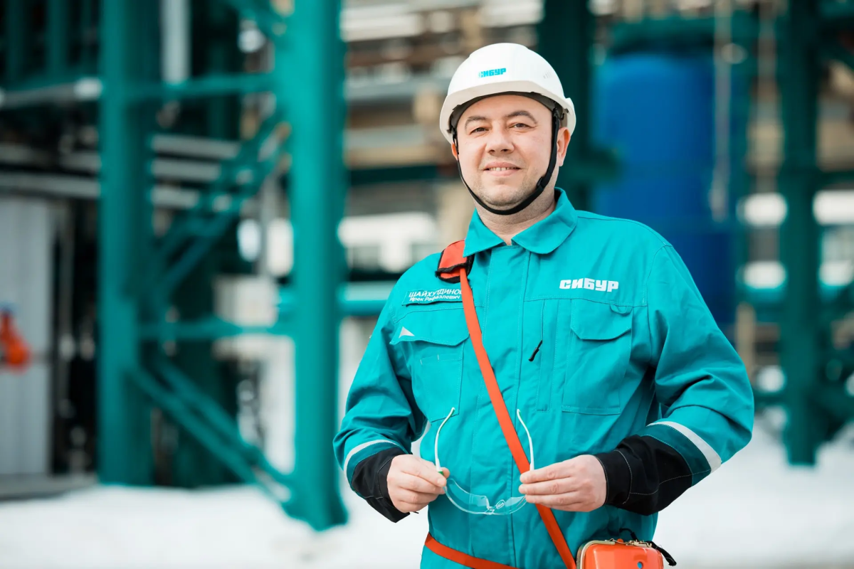 Рационализаторские идеи с эффектом на десятки миллионов рублей, победа в конкурсе «Инженер года» и участие в запуске новой установки изопропилбензола. Ирек Шайхутдинов за 16 лет на казанском предприятии СИБУРа прошел путь от аппаратчика до ведущего инженера производства фенола и ацетона завода поликарбонатов, а также стал наставником для молодежи.