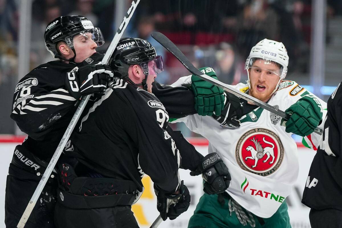 «Ак Барс» потерпел первое поражение в серии с «Трактором». Команда Анвара Гатиятулина уступила в третьем матче со счетом 2:3. В чем корень этого проигрыша казанцев, разбирался корреспондент «ТИ-Спорта» с места события.