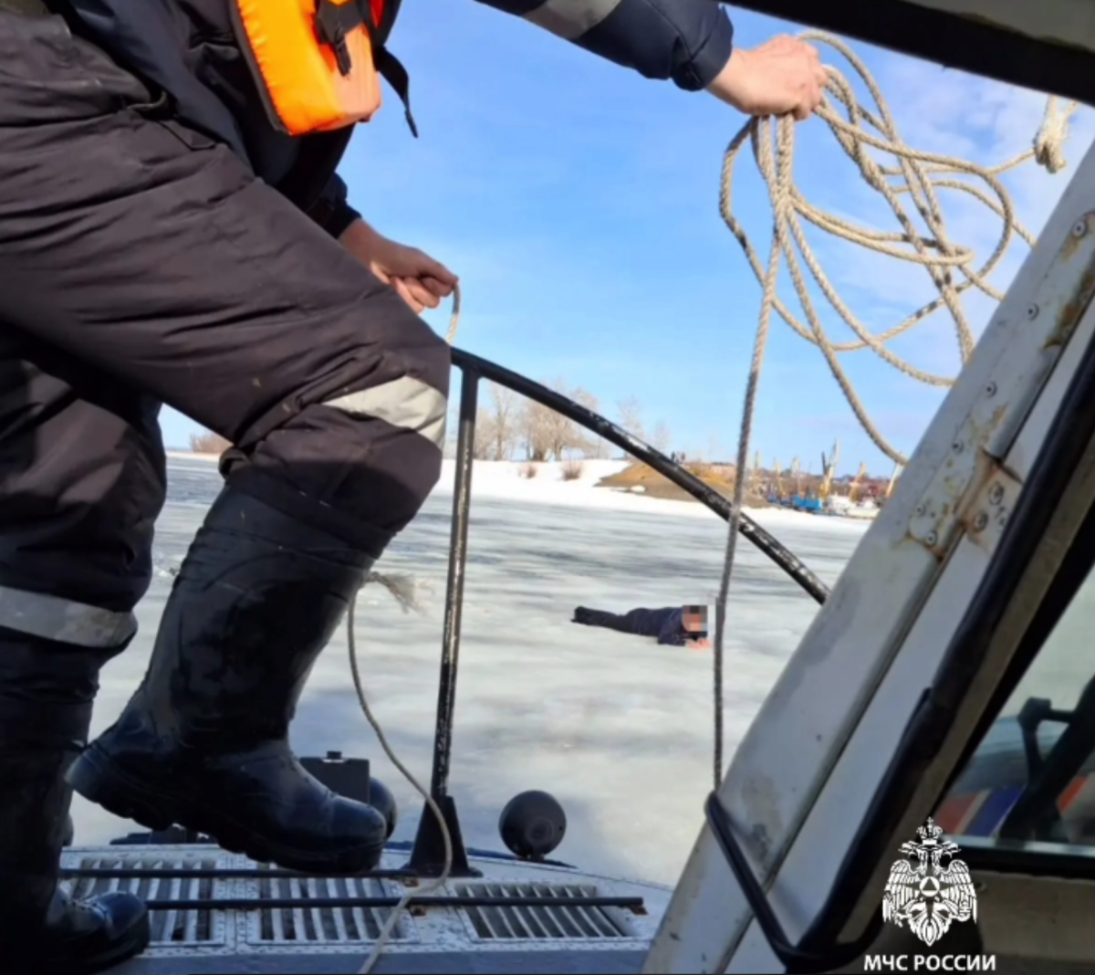 На Каме в Чистополе спасли провалившегося под лед мужчину ‎