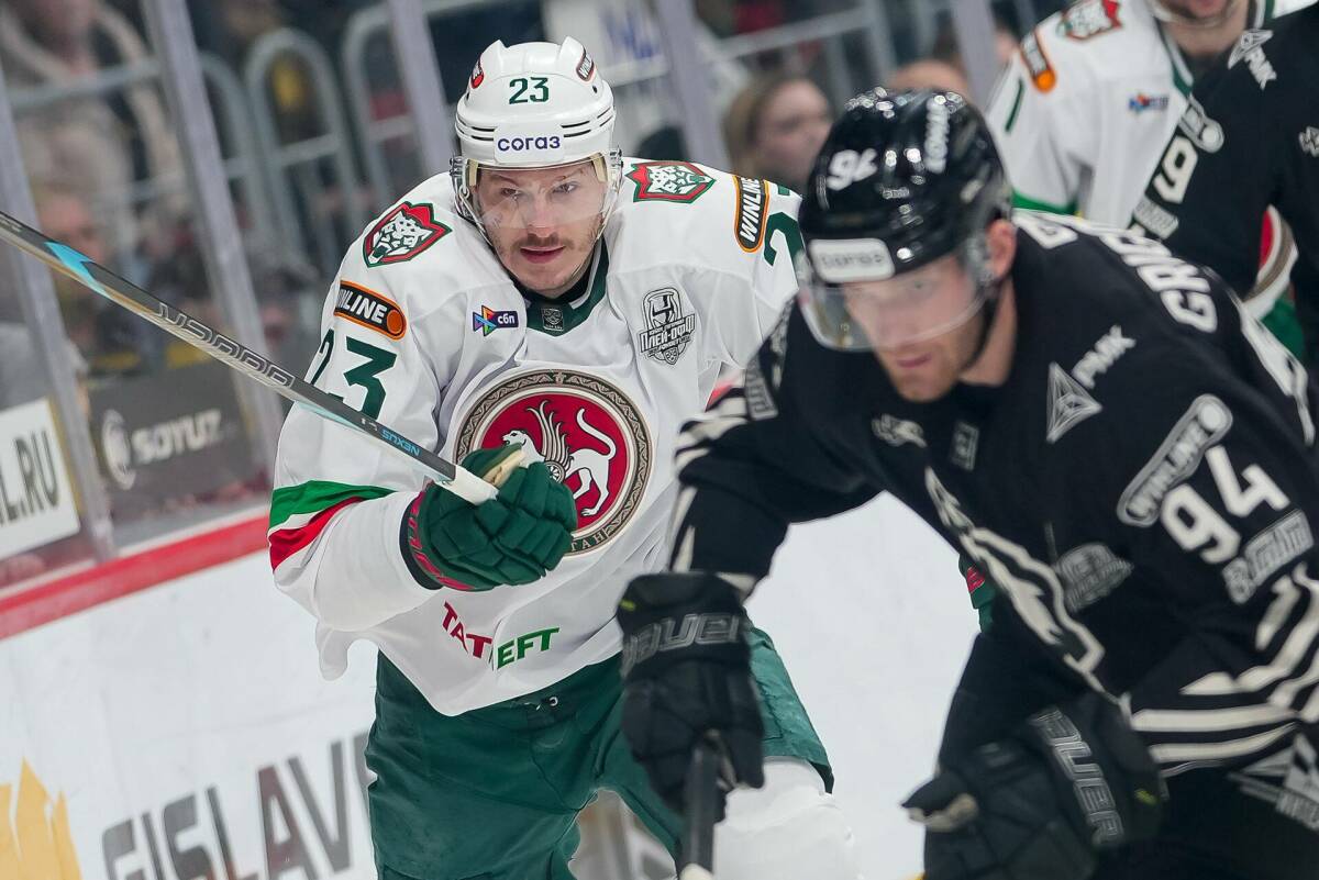 «Ак Барс» в четвертом матче противостояния с «Трактором» добыл тяжелейшую победу во втором овертайме – 3:2. Важнейший гол казанцев оформил нападающий Илья Сафонов. Как «барсы» шли к третьей виктории в серии – в материале «ТИ-Спорта».