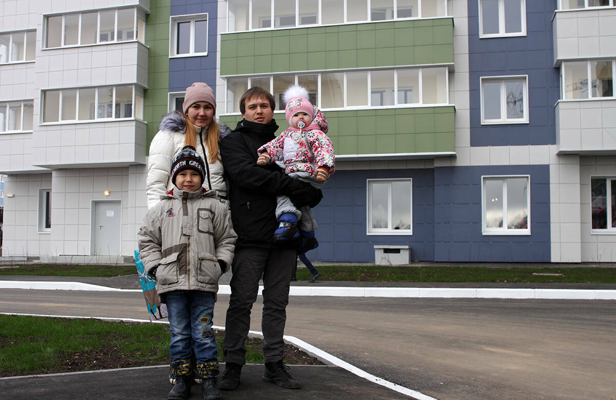 В Татарстане молодые семьи могут улучшить условия проживания с помощью жилищного сертификата. Он позволяет покрыть часть стоимости нового или вторичного жилья, построить собственный дом или погасить ипотеку. Кто может претендовать на выплату, как встать в очередь и куда подавать заявление – в материале «Татар-информа».