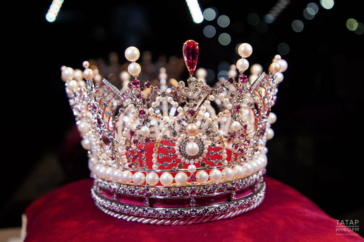 1000 бриллиантов и 500 жемчужин: в Казани показали короны для победительниц «Мисс БРИКС»